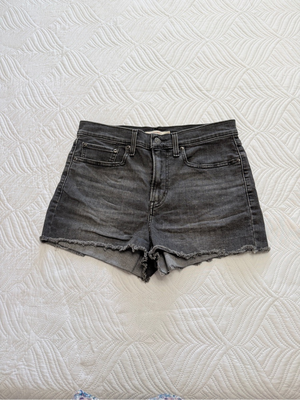 Levi Women’s Black Stonewashed Stretch Cut Off Denim Shorts. Size 30